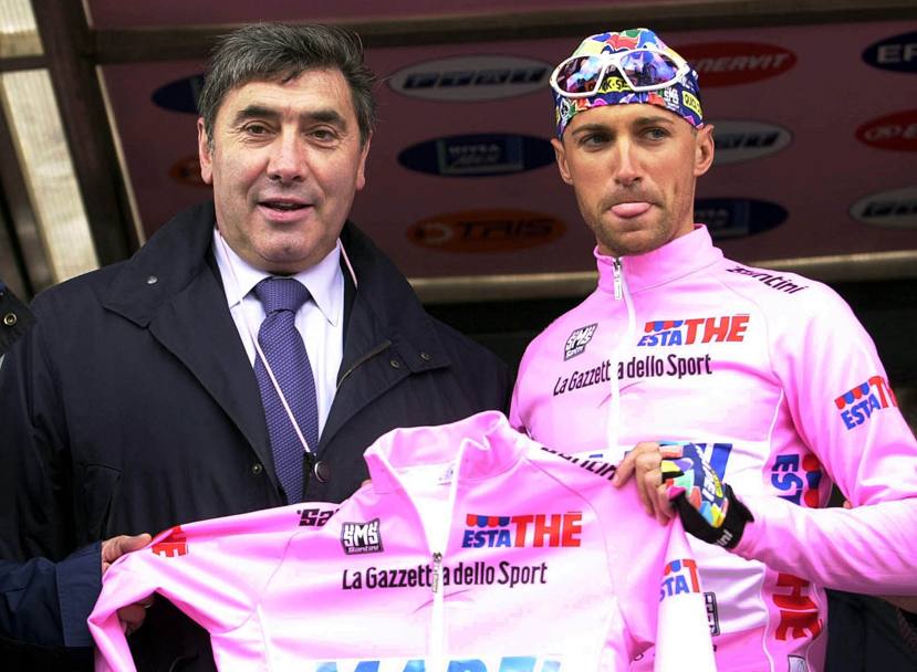 Verviers, Belgio: con la maglia rosa Stefano Garzelli per la terza tappa del Giro d&#39;Italia del 2002 (Ap)